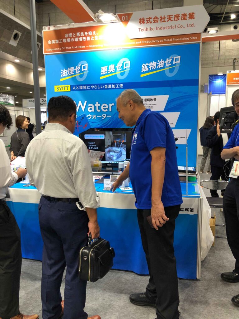 ブースで説明する様子